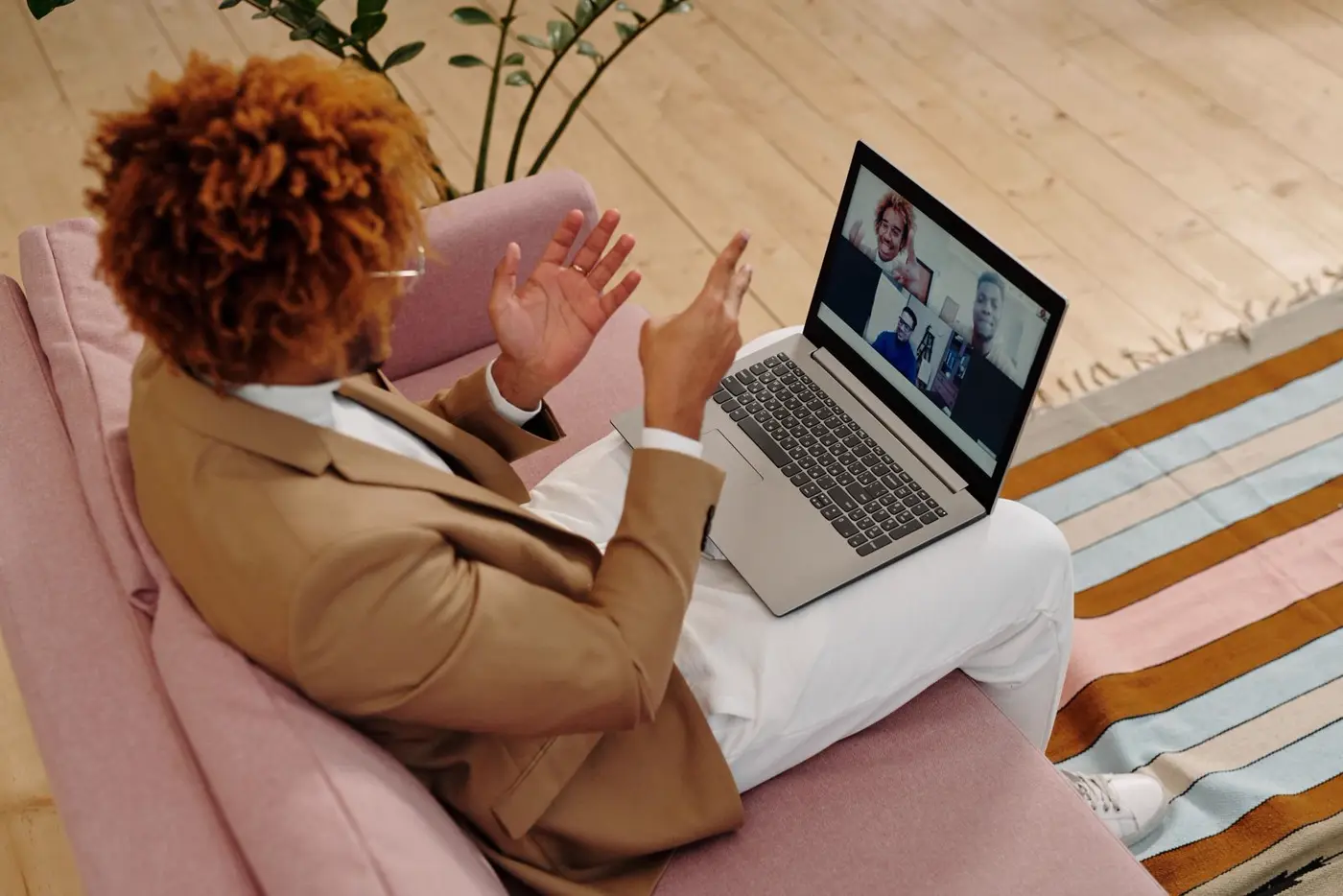 Mulher treinando em casa acompanhada por videochamada no notebook